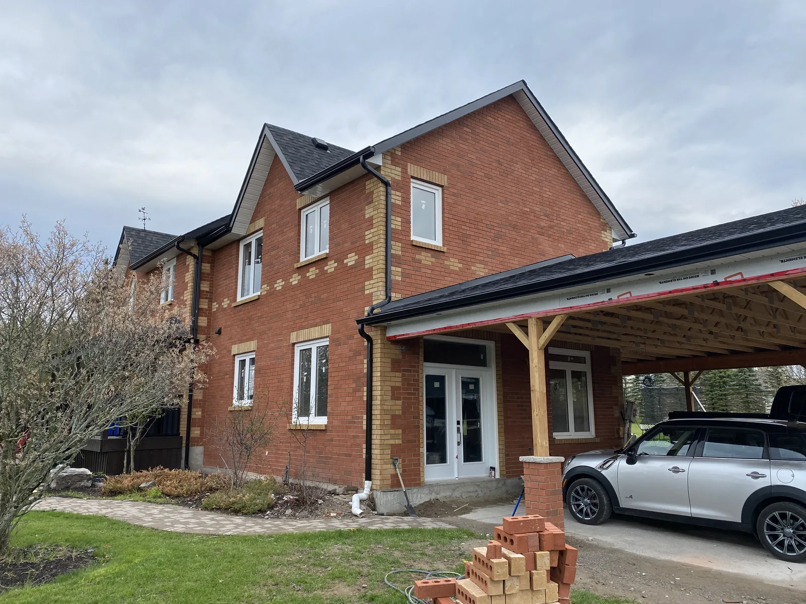 Red brick veneer with buff brick accents on a Clarington home
